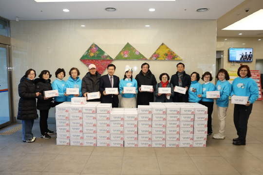 대구영웅사랑봉사회 회원들이 지난 11일 대구 중구청(구청자 류규하)을 방문해 이웃 돕기 성품으로 떡국용 떡(1㎏ 200상자)을 기탁 후 기념 사진을 찍고 있다.<임영웅 팬클럽 영웅시대 제공>